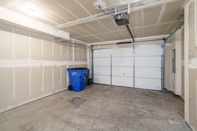 Building Photo - Easy I-205 Access - 3 Bedroom 2.5 Bath Townhouse