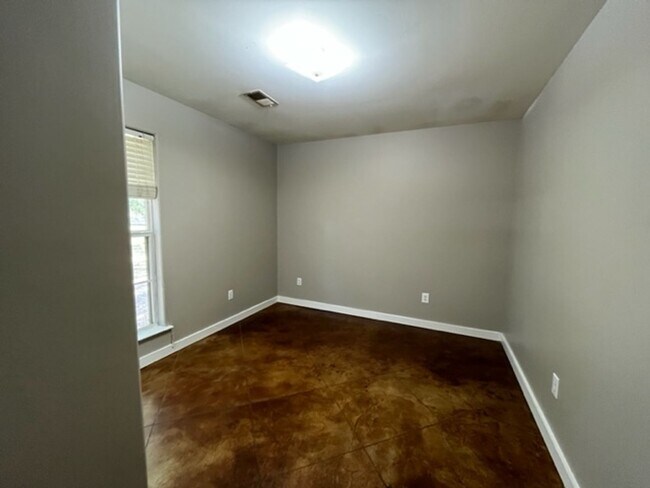 Building Photo - Renovated 3 Bedroom 2 Bath Duplex for Rent!!