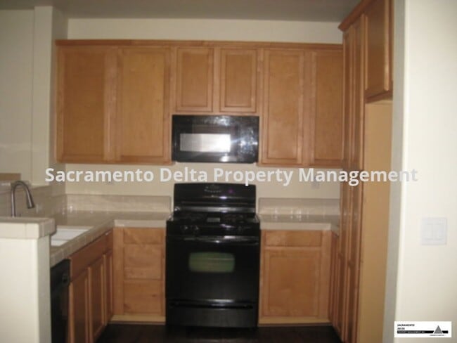 Building Photo - Spacious 3 Bed/2.5 Bath Home in a Great Lo...