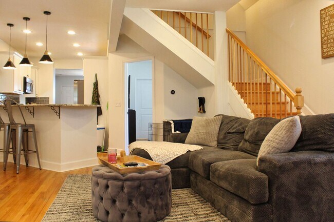 Building Photo - Spacious 2-bedroom, 2-bathroom in the Heart of West Highlands with 1 Car Garage