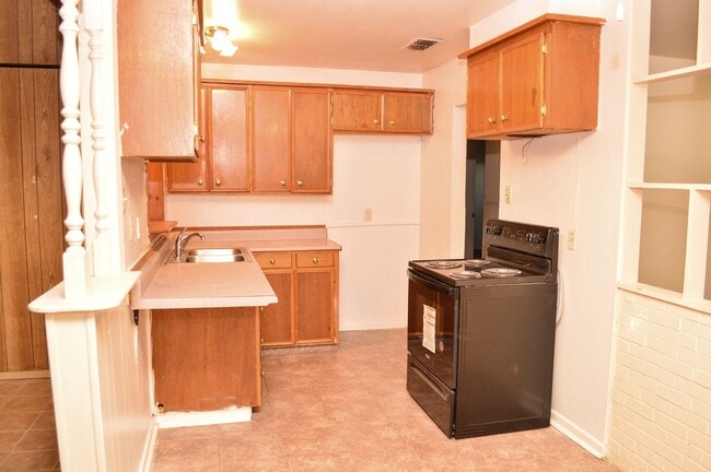 Building Photo - 2807 Vanda Ave