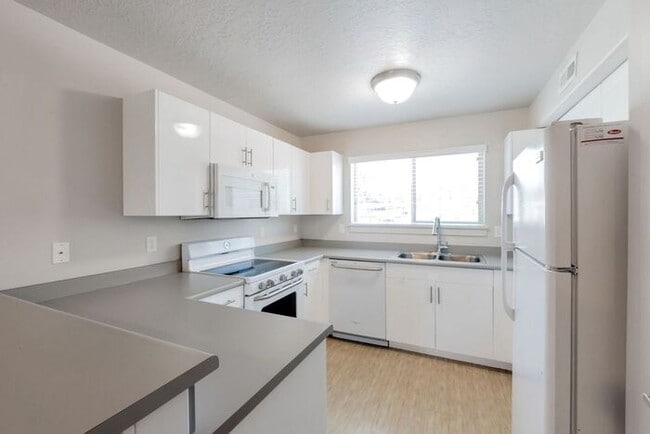 Building Photo - Beautiful Modern Orem Condo w free interne...