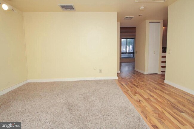 Building Photo - 301 Race St