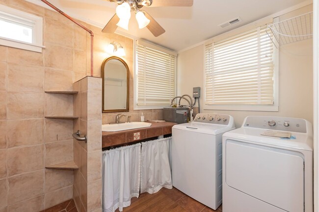 Building Photo - Gorgeous Three Bedroom Home!