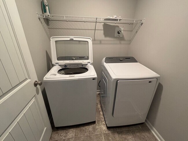 Building Photo - FOR RENT