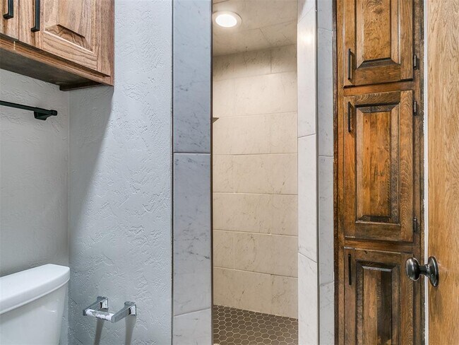 Building Photo - 1213 Westbrooke Terrace