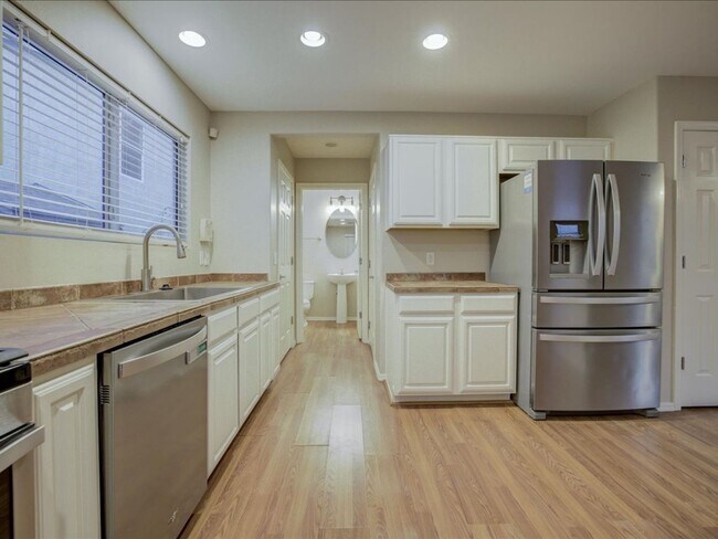 Building Photo - 2 Bedroom, 2.5 Bath