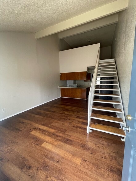 Building Photo - 406 N Oak St