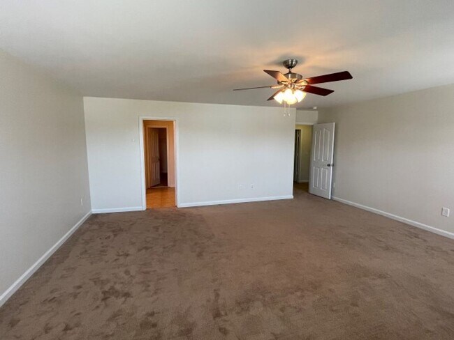 Building Photo - Lovely 5 Bed 3 Bath Home with Community Am...