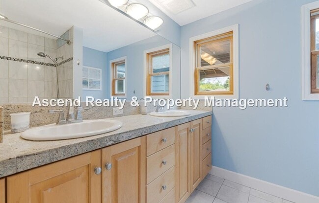 Building Photo - Available NOW! 3 Level 4bed/3bath Convenie...