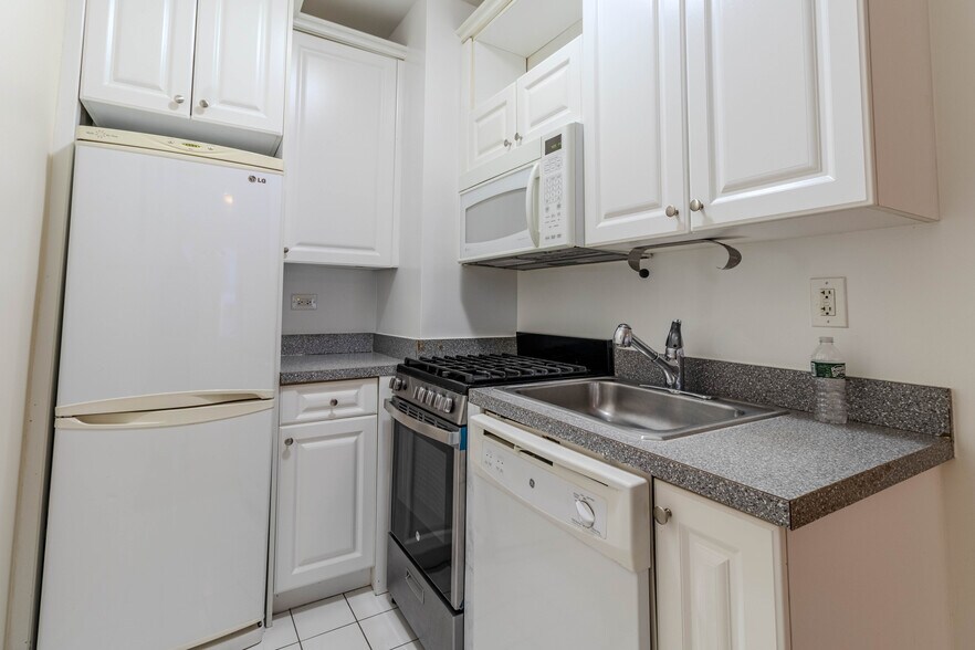 Building Photo - 321 E 51st St