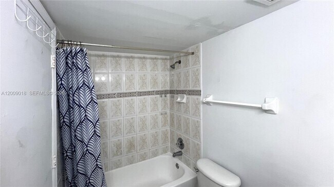 Building Photo - 666 W 81st St
