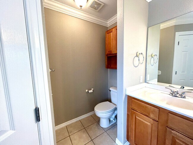 Building Photo - Spacious 3 bed 2 bath Single Family with a Large Fenced Backyard!