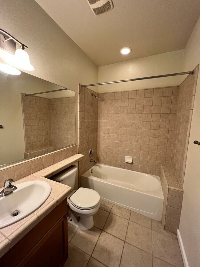 Building Photo - Beautiful 4 Bedroom Home in the Villas Gat...