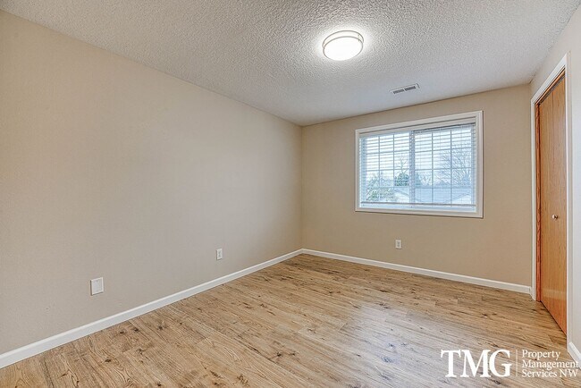 Building Photo - Wonderful 2 Story 3 Bed 2.5 Bath Home in Five Corners!