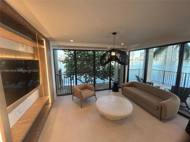Building Photo - 801 N Venetian Dr