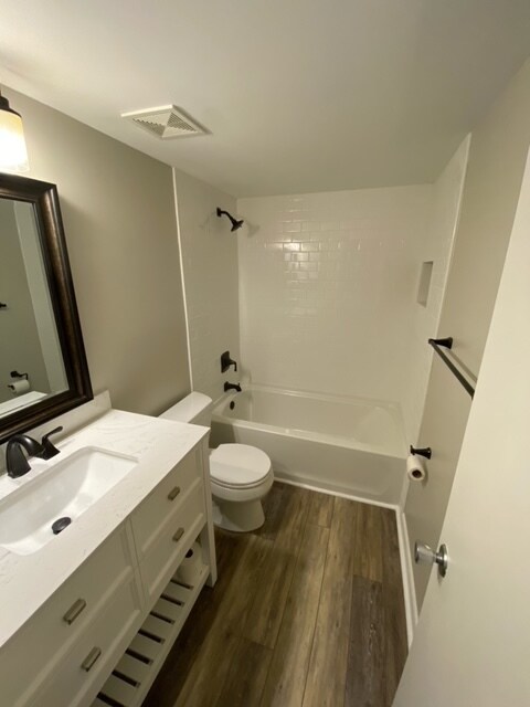 Hallway Bathroom - 3100 Heathstead Pl