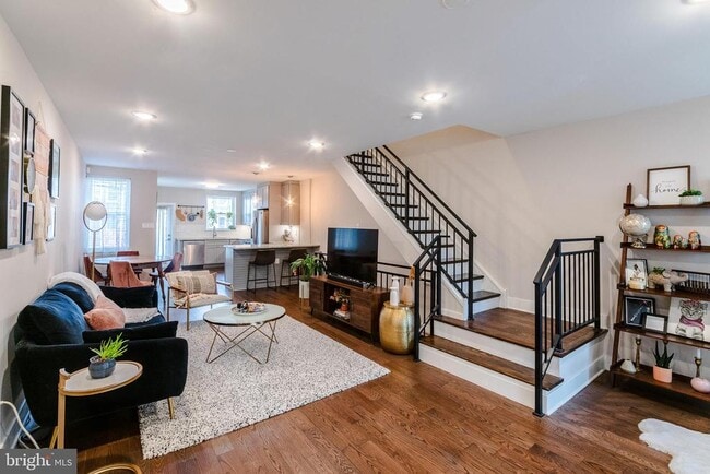 Building Photo - 4841 Larchwood Ave