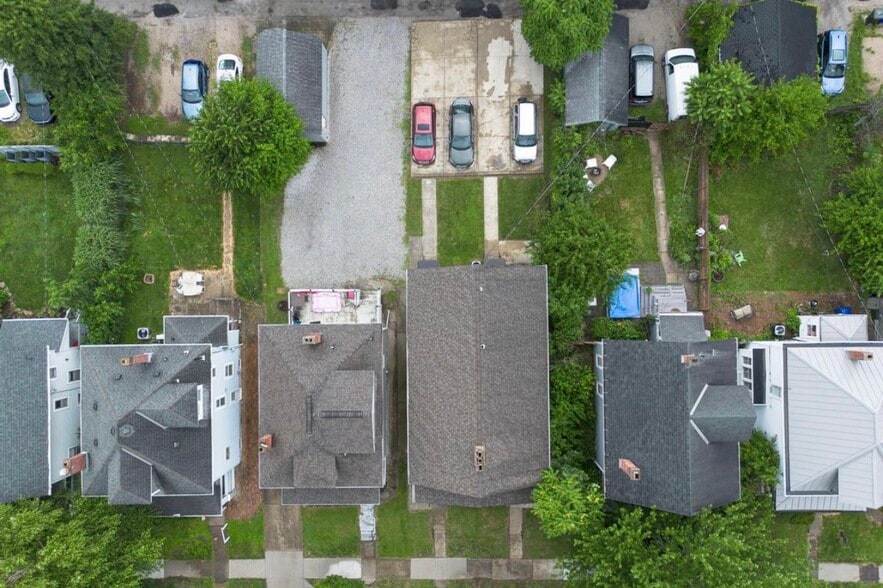 Building Photo - 2411 Indianola Ave