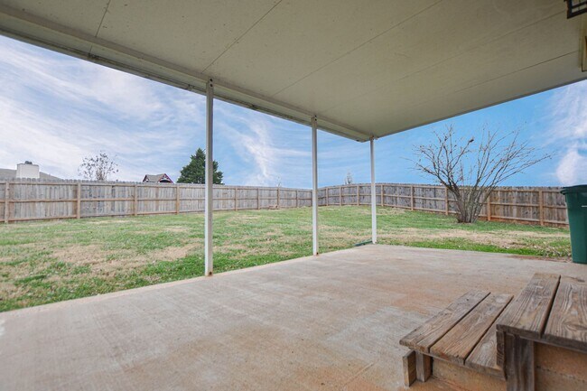 Building Photo - Pet Friendly Three Bedroom with Bonus!
