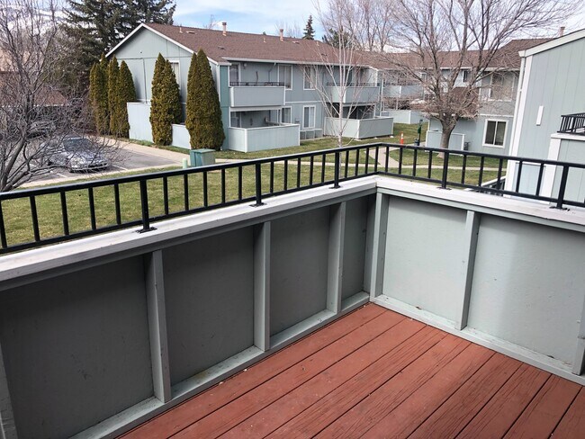 Building Photo - Apartment in Carson Park Condominium
