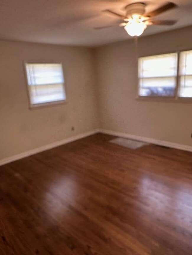 Building Photo - Charming 3 bed, 2 bath, 2 car garage in we...