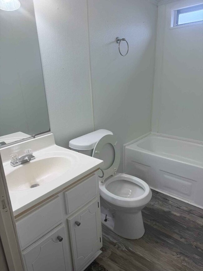 Building Photo - 2 BDR / 1.5BA