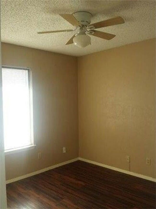 Building Photo - 3/1.5 Townhouse in Great location