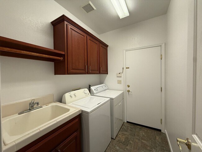 Building Photo - Delightfully Spacious Home!