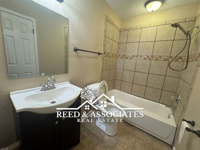 Building Photo - 2 Bedroom Townhome in Southeast Area