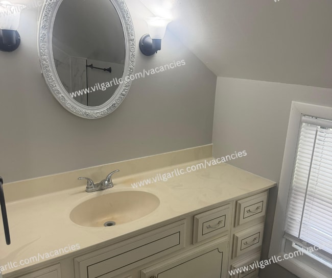 Building Photo - For Rent! 4 bedrooms , 2-full bath Home