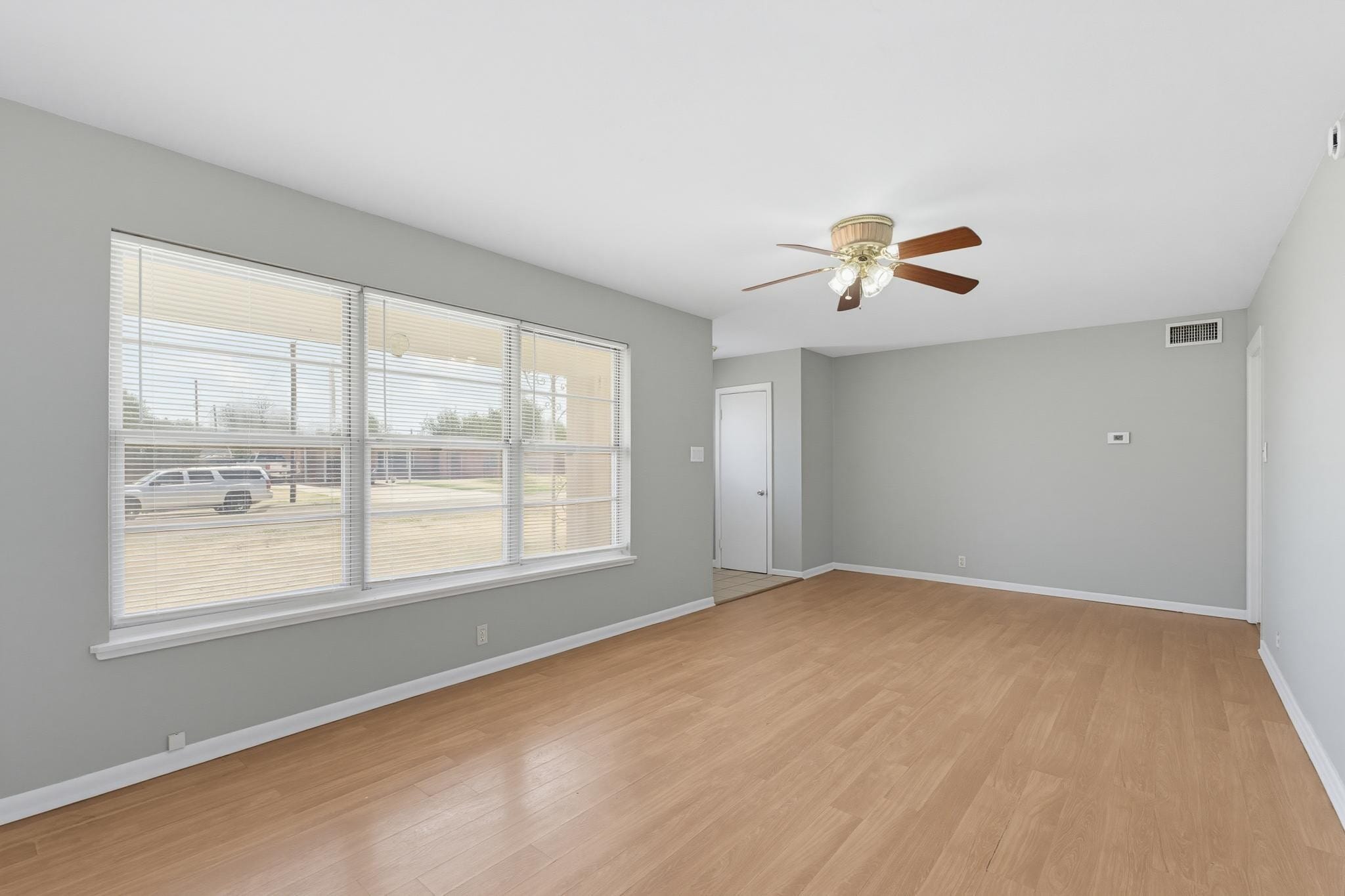 Building Photo - 618 S La Salle Dr