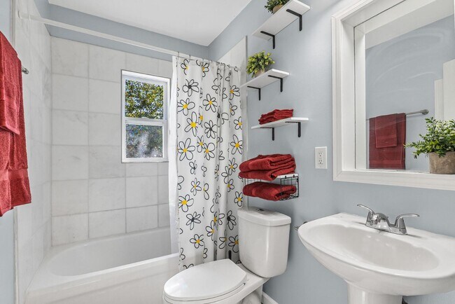 Building Photo - 805 W Ash St