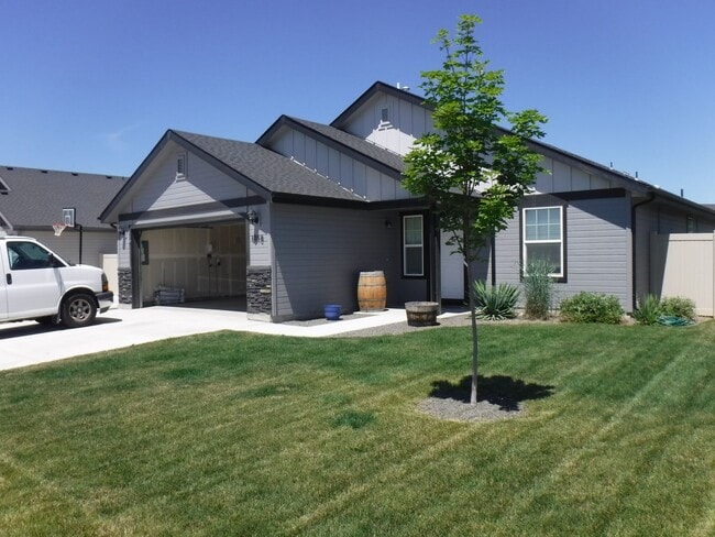 Primary Photo - Bright and spacious 3 bed, 2 bath home jus...