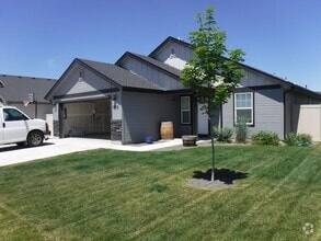 Building Photo - Bright and spacious 3 bed, 2 bath home jus...
