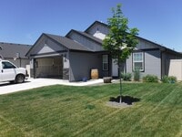 Building Photo - Bright and spacious 3 bed, 2 bath home jus...