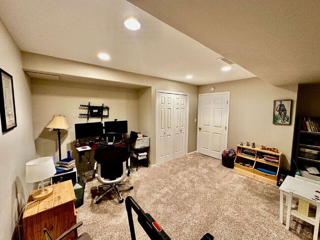 Building Photo - Available Now!  Wonderful 3-Bed Townhome Near Waneka Lake!