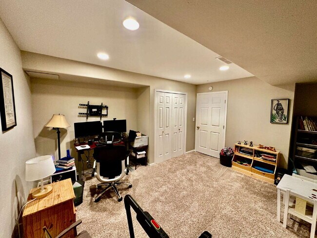 Building Photo - Wonderful 3-Bed Townhome Near Waneka Lake!