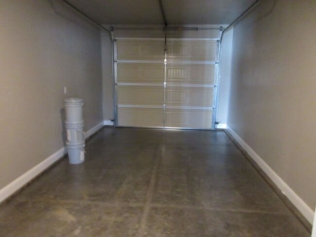Building Photo - 3 bedroom, 2.5 bath - Newer town home livi...