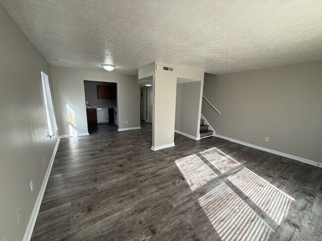 Building Photo - 4 Bedrooms with 2 full baths