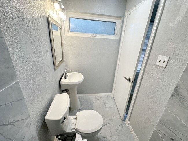 Building Photo - 2409 Stonegate St