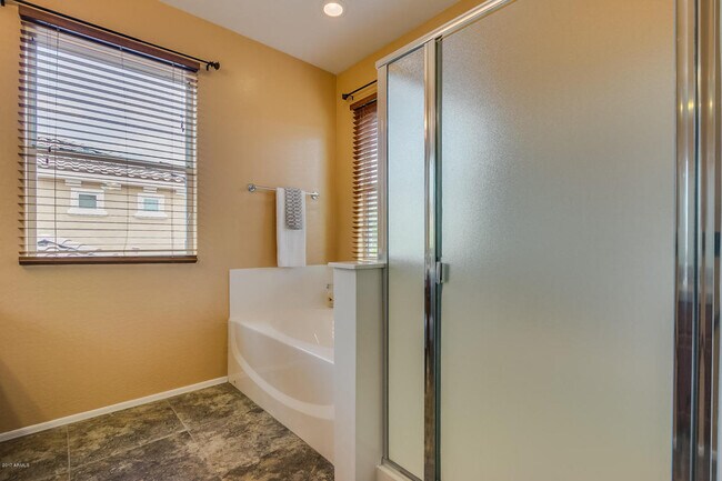 Building Photo - GREAT LOCATION!  Fabulous move-in ready 5 bed /3 bath home in south Tempe