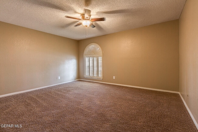 Building Photo - 5572 Fernwood Cir