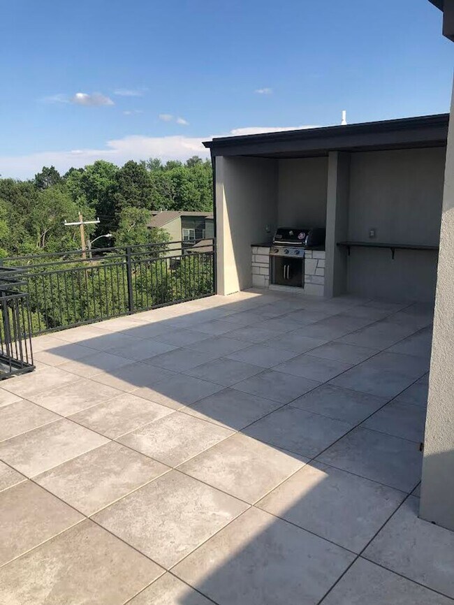 Building Photo - Beautiful 3 Bed, 4 Bath Home, Stunning Views from Rooftop Deck, D-12, close to DT and Military