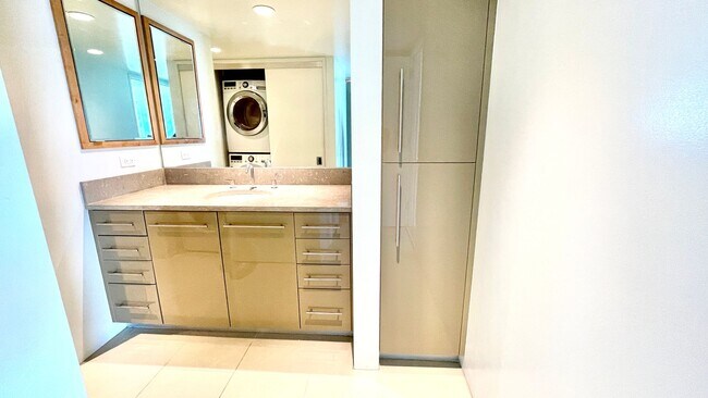Building Photo - LUXURY DOWNTOWN PENTHOUSE w/ PANORAMIC VIE...