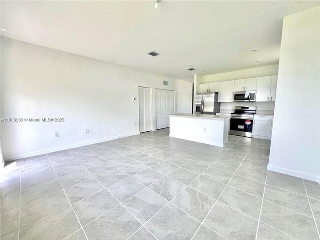 Building Photo - 2990 SE 23rd Ave