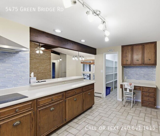 Building Photo - 5475 Green Bridge Rd