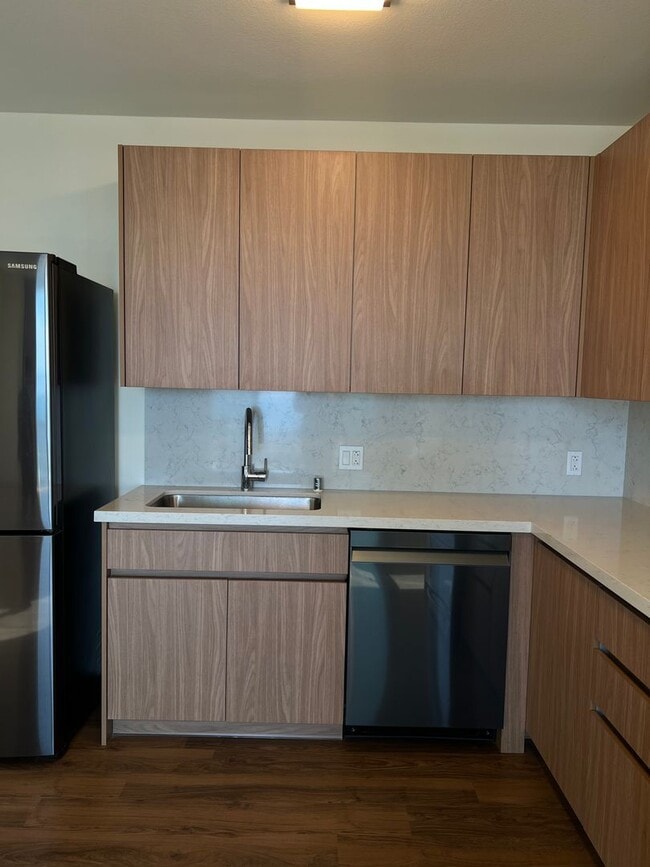 Building Photo - ** 2 BEDROOM 2 BATH** 2 covered PARKING, O...