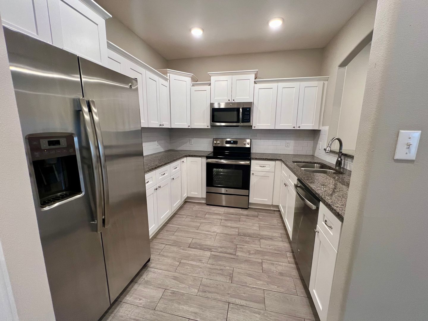 Building Photo - 9916 Landry Dr