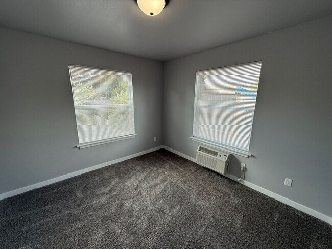 Building Photo - 871 Hickory St NE